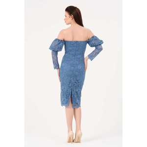 Elegante Vestido de Noche Negro Hecho a Mano con Hombros Descubiertos, Encaje y Corte Ajustado a la Cintura Natural - Product Image 2