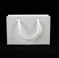 Sacs fourre-tout en papier kraft blanc élégant avec poignées en corde robustes Emballage de luxe pliable pour magasins de vêtements Événements Revêtement brillant