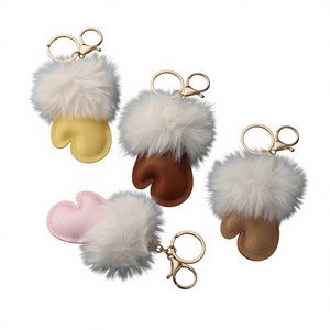 Gants mignons en peluche style Ins pour l'automne et l'hiver, petits gants pour filles avec pendentif en cuir PU, porte-clés de voiture, accessoires décoratifs suspendus - Product Image 1