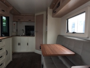 Caravane <span class=keywords><strong>de</strong></span> camping confortable à double essieu en aluminium pour voyages en famille, camping-car <span class=keywords><strong>de</strong></span> luxe avec cuisine et salle <span class=keywords><strong>de</strong></span> bain - Product Image 5