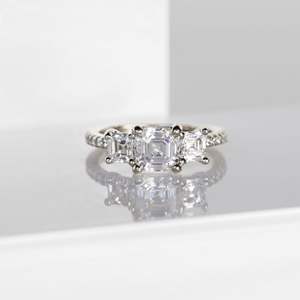 Anillo de compromiso, aniversario y cumpleaños de plata de ley clásico con tres piedras de moissanita talla Asscher - Product Image 2