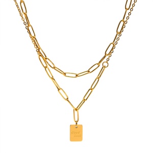 Nuevo Collar de Moda Chapado en Oro PVD de 18k con Amuleto de Buena Suerte Cuadrado - Product Image 1