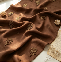 Tissu en polyester à base de daim brun avec broderie florale en perles tubulaires dorées, texture rétro tridimensionnelle pour filles et garçons
