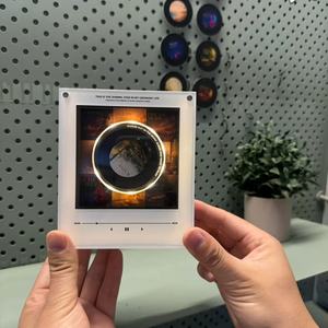 Aimant de réfrigérateur rotatif personnalisé avec lecteur de musique NFC et lumière LED, cadeau sur mesure, vente en gros, directement de l'usine - Product Image 2