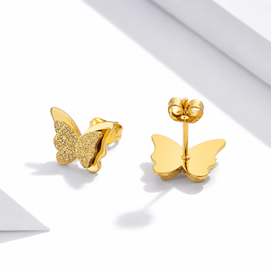 Boucles d'oreilles clous papillon superposées en acier inoxydable plaqué or 14 carats par électrolyse sous vide, ailes texturées polies - Product Image 1