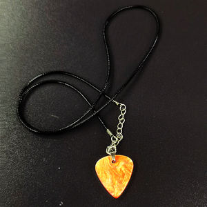 Collier pendentif plectre de <span class=keywords><strong>guitare</strong></span> personnalisé avec logo, plectre en résine lumineuse et perle, cordon en cuir, boîte de présentation flottante 3D, direct usine - Product Image 5