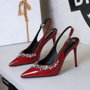 Sandales à talons aiguilles en cuir rouge pour femme, ornées de strass noirs et de cristaux, à bout pointu, style slingback, effet brillant - Product Image 5