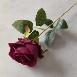 YIWAN vente en gros de petites roses en velours de soie Real Touch petites fleurs artificielles rouges pour la décoration de la maison fleur de pièce maîtresse