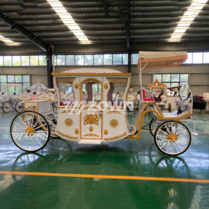 รถม้าไฟฟ้าสีขาวทองลายนูนแบบราชวงศ์ พร้อมหลังคาพู่สีเบจ สำหรับถ่ายภาพงานแต่งงาน - Product Image 5