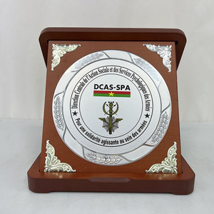 Placa de Premio <span class=keywords><strong>Cuadrada</strong></span> de <span class=keywords><strong>Madera</strong></span> Personalizada, Nuevo Diseño 2026, Trofeo de <span class=keywords><strong>Madera</strong></span> Roja Personalizado con <span class=keywords><strong>Caja</strong></span> Premium para Graduación y Deportes - Product Image 6