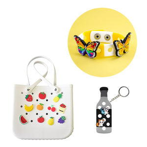 Haute qualité <span class=keywords><strong>pas</strong></span> <span class=keywords><strong>cher</strong></span> PVC mode dessin animé sport Styles accessoires de chaussures décoration Non répétitif aléatoire article chaussures breloques pour sabot - Product Image 5