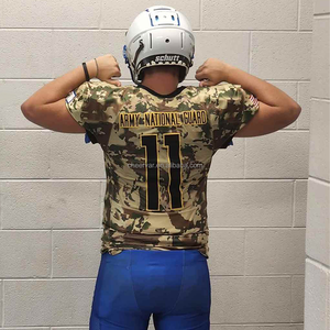 زي كرة القدم الأمريكية للرجال بنمط التمويه مع طباعة بالتسامي - Product Image 5