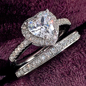 Set di gioielli da sposa con diamanti a taglio a cuore in oro bianco per donna, anello di fidanzamento romantico con alone e fascia DJ020 - Product Image 1