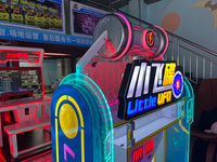 Deux personnes jouent à Whack-a-mole avec une petite soucoupe volante, doublent le plaisir et utilisent la stratégie pour gagner des cadeaux de boîte aveugle