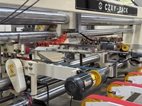 Machine semi-automatique à piquer les boîtes en carton ondulé à double pièce