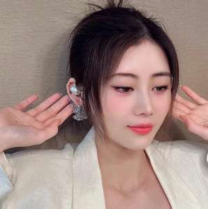 Nuevo diseño de alta calidad sin perforación pendientes puños elegante cristal grande imitación barroco perla brazalete pendientes con Clip - Product Image 2