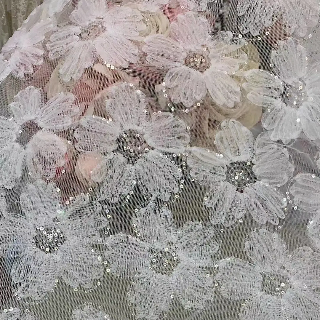 Beyaz dantel kumaş 3D çiçek işlemeli tül elbise yapımı kumaş