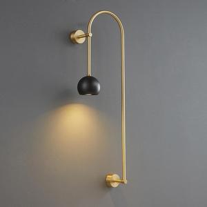 Lampe murale LED longue et minimaliste de style nordique, modèle villa, salon, chambre à coucher, chevet - Product Image 1