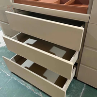Luxe moderne pour vitrine à vêtements avec dessus en verre, montage facile et options personnalisées