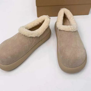 Un créateur de luxe fabrique des bottes d'hiver pour femmes sur mesure, originales et de marque, confortables et chaudes pour les conditions hivernales. - Product Image 1