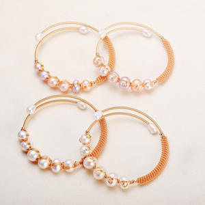 Nouveaux bracelets et joncs de luxe haut de gamme en forme de torsades de pâte frite enveloppées de perles de Zhuji, accessoire de mode, vente en gros - Product Image 1