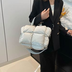 Sac fourre-tout matelassé pour femme, très tendance, en nylon résistant à l'eau, sacs à main gonflés d'été avec bandoulière, logo personnalisé, 10 couleurs disponibles - Product Image 5