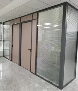 جدران مقسمة بصناعة سنغافورة من الزجاج المقسى 12 مم عازلة للصوت مصنوعة من الألومنيوم لأثاث المكاتب