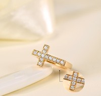 Bague en or 18 carats artisanale avec un design linéaire et un motif serti de diamants étincelants, une pièce élégante reflétant la sophistication