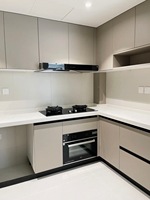 Meuble de cuisine moderne en bois massif avec conception de plan de travail personnalisée et panneau en MDF