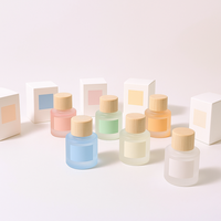 Vente en gros de bouteilles rondes en verre dépoli de 50ml vert fumé rouge bleu design vintage avec couvercle personnalisé boîte pulvérisateur à pompe pour parfum
