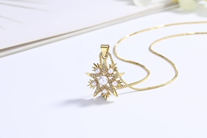 Colliers pour femmes en or 18 carats avec pendentifs étoiles en zircon cubique 3A et perles, vente en gros - Product Image 4
