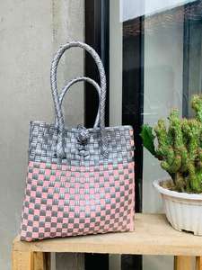 Vente en gros de sacs à main pour femmes tendance faits à la main en plastique de qualité supérieure en matériau recyclé rose motif Lurik marque Sembagi - Product Image 2