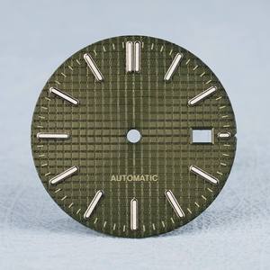 Cadran modifié avec des rayures argentées et un effet lumineux vert, accessoire de montre. Cadran NH35. 31,8 mm de diamètre. Fabriqué en acier inoxydable - Product Image 5