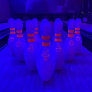 Épingle <span class=keywords><strong>de</strong></span> bowling en bois blanc certifiée USBC <span class=keywords><strong>de</strong></span> haute qualité, phosphorescente dans le noir, pour le nouveau bowling aux normes internationales, vente en gros directe - Product Image 1
