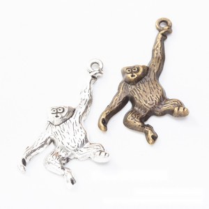 Ciondolo Scimmia Sospesa in Lega Argento Anticato con Pelliccia Testurizzata per Decorazioni a Tema Giungla Safari o Cameretta - Product Image 1