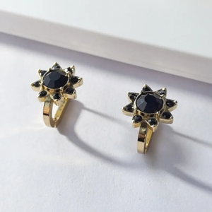 Pendientes de Aro en Forma de U con Incrustaciones de Diamantes de Imitación y Detalles de Cristal, Chapados en Oro de 16K y Acero Inoxidable 304 de Alta Gama para Mujer - Product Image 4