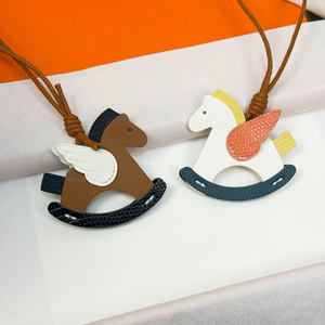 Colgante de Cuero con Forma de Caballo, Adorno de Animal Bonito para Bolsos de Mujer, Estilo Moderno y Popular - Product Image 3