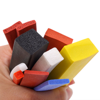 Bande d'étanchéité en mousse de silicone extrudée personnalisée, résistante aux hautes températures, bande d'étanchéité souple en caoutchouc de silicone