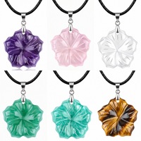 Collier pendentif fleur en cristal naturel sculpté à la main de 20 mm, collier fleur en pierre précieuse avec cordon en cuir noir pour femme