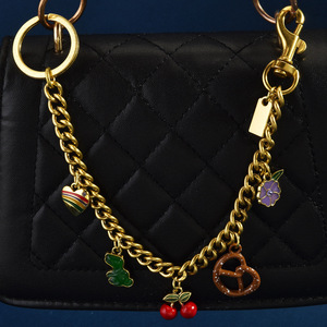 Porte-clés vintage en métal avec pendentif breloque lettre 'Cherry Biscuits' Or Argent Accessoire de porte-clés Vente en gros OEM - Product Image 2