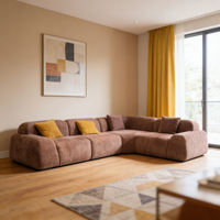 Canapé modulaire sectionnel en L en velours rouge rosé compressé, idéal pour le bureau, avec coussins contrastants orange, parfait pour l'école
