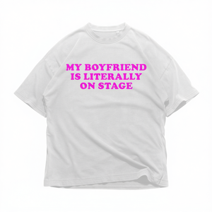 Maglietta unisex in cotone pesante con scritta rosa 'My Boyfriend Is Literally On Stage', camicia da concerto streetwear - Product Image 2