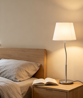 Lampe de bureau moderne et simple à col de cygne réglable, abat-jour en tissu blanc, base chromée