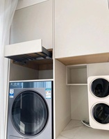 Armoire de buanderie sur mesure pour balcon avec lave-linge et sèche-linge intégrés, étagères dissimulées et tiroirs à fermeture douce