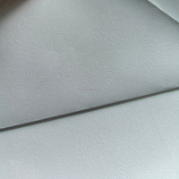 Papier gaufré recyclable enduit de PE, film brillant blanc imperméable de 125 g pour support et couvercle de gâteau