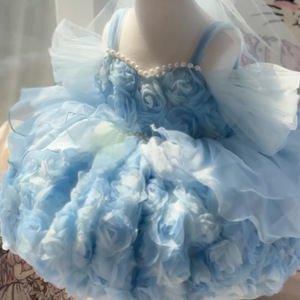Abito da bambina di lusso azzurro cielo con rose 3D, su misura, modello a balze, per concorsi di bellezza, damigelle, matrimoni e feste, con perle - Product Image 3
