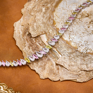 Collana Giallo Romano con Diamanti, Elettroplaccatura a Separazione di Colore, Stile Retrò <span class=keywords><strong>Opera</strong></span>, Modellazione <span class=keywords><strong>Abbigliamento</strong></span> <span class=keywords><strong>Donna</strong></span>, Girocollo con Zirconi Completi - Product Image 6