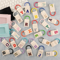 Nouveau porte-clés léger et tendance avec broderie de 26 lettres anglaises, pendentif DIY et cordon, aux couleurs pastel, pour sacs et bagages