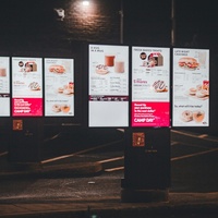 Exterior 3500NITs Digital Drive Thru Menu Señalización digital de pie Impermeable Recogida rápida Ordenar Pantalla Lcd para Cafe Bar