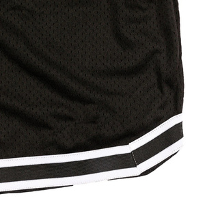 Shorts en maille noire classiques avec bandes latérales blanches, taille élastique, logo d'équipe personnalisé, shorts décontractés grande taille - Product Image 4